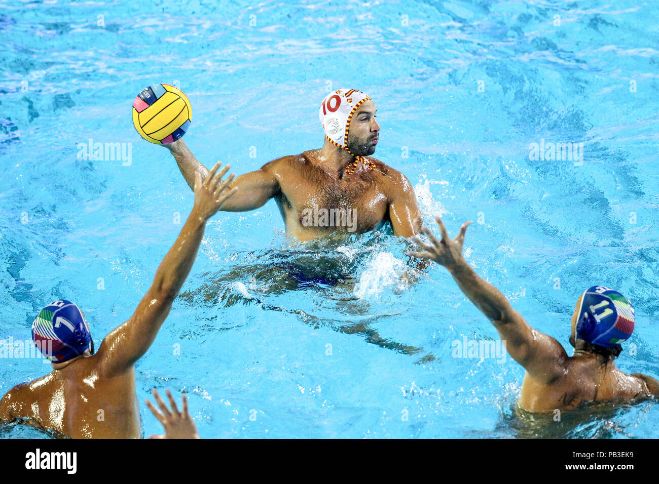 Les piscines Bernat Picornell, Barcelone, Espagne. 26 juillet, 2018. 33e Championnats de water-polo européen, l'Espagne contre l'Italie les hommes ; Felipe Perrone joueur espagnol en vertu de Vincenzo Renzuto Iodice player pour l'Italie et Gonzalo Echenique player Crédit : pression pour l'Italie Plus Sport Action/Alamy Live News Banque D'Images