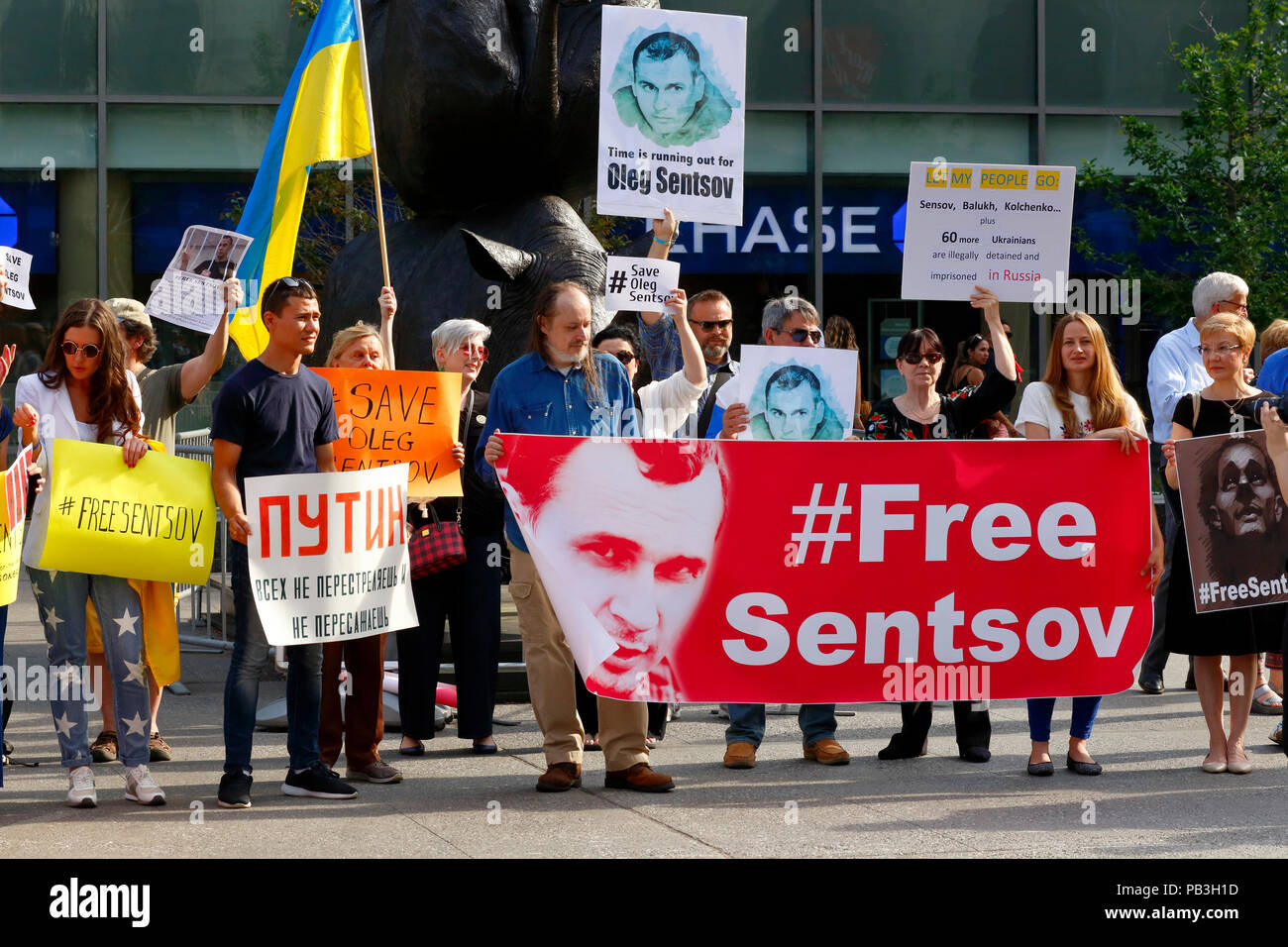 Le 2 juin 2018. Avec des militants Razom tenir des signes dans l'Astor Place pour mieux faire connaître le sort des Oleg Sentsov ... (Voir légende complète ci-dessous) Banque D'Images