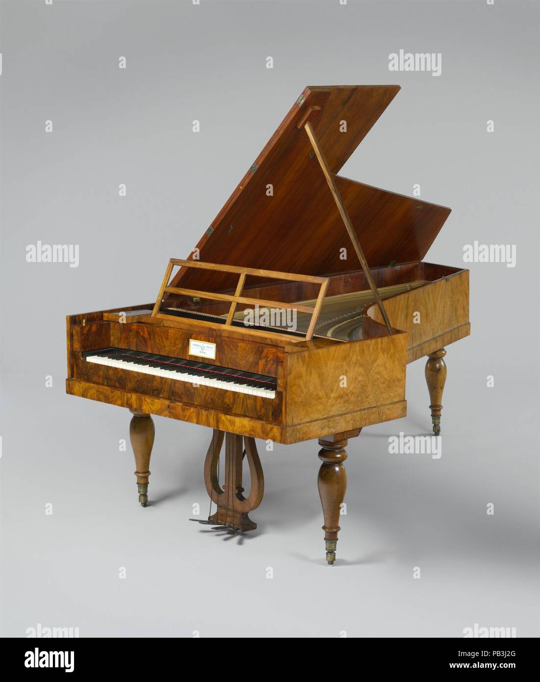 Pianoforte. Culture : l'autrichienne. Dimensions : largeur : 49 3/16 po.  (125 cm) Longueur : 93 1/2 po. (237,5 cm). Bouilloire : Conrad Graf ( autrichienne, Riedlinger, Wurtemberg 1782-1851 Vienne). Date : ca.
