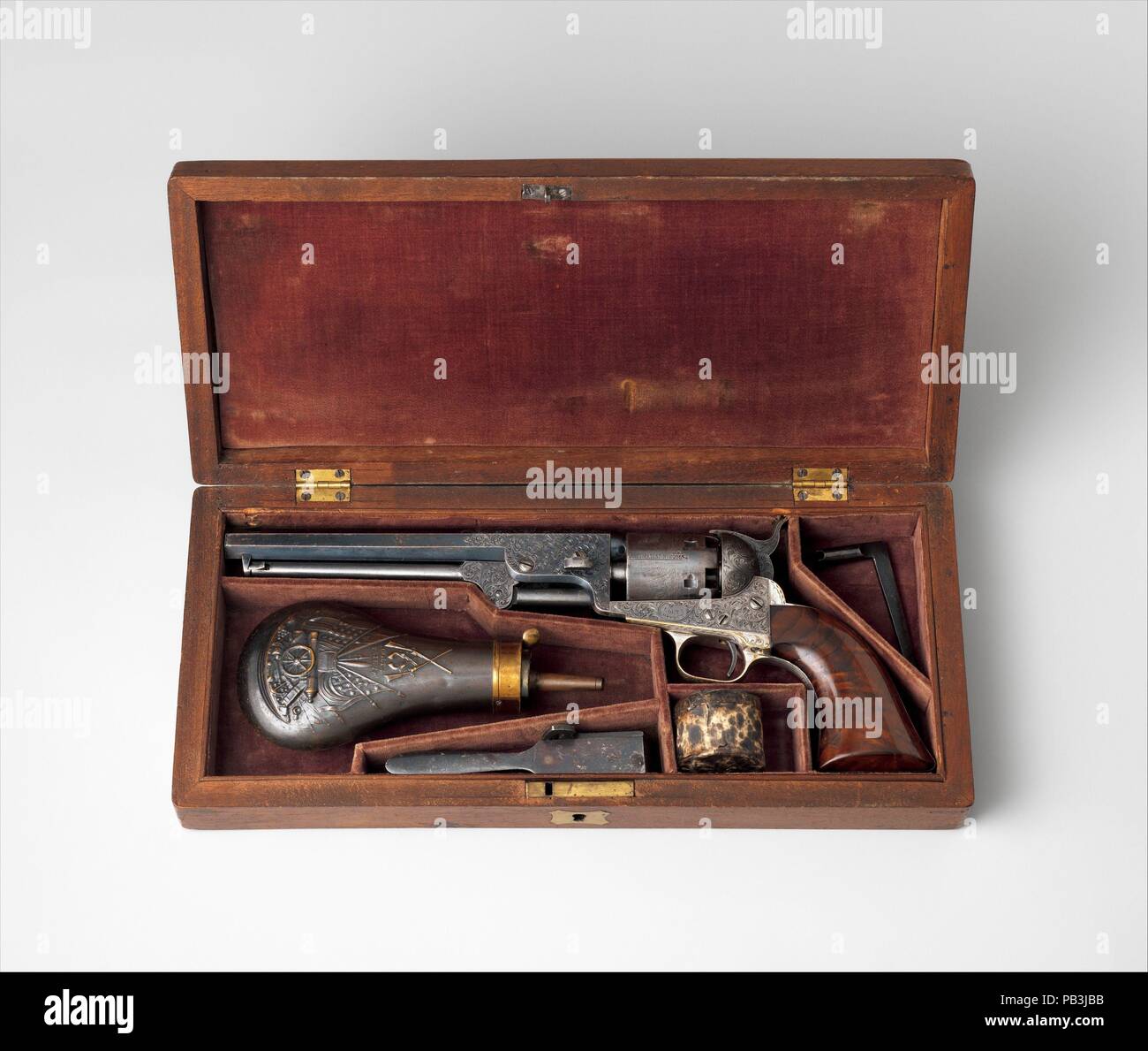 Modèle Colt 1851 Navy Revolver à percussion, le numéro de série 29705, avec étui et accessoires. Culture : American, Hartford, Connecticut. Dimensions : L. de pistolet à 13. (33 cm) ; L. de baril 7 1/2 in. (19 cm) ; Cal. 0,36 in. (9 mm) ; affaire : 14 1/4 x 6 3/8 x 2 1/4 in. (36,2 x 16,2 x 5,6 cm). Graveur : gravée par Gustave Young (American (Prusse), 1827-1895 né à Springfield, Massachusetts). Fabricant : Samuel Colt (American, Hartford, Connecticut 1814-1862). Date : ca. 1853-54. Gustave Young (1827-1895), un artisan, avec des armes à feu gravé et élaborer pour Colt dans Hartf ornement Banque D'Images