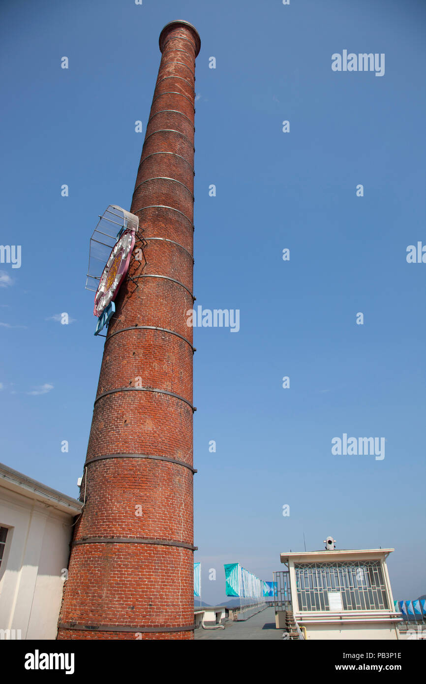 Cheminée historique de l'usine de laine avec la marque Ermenegildo Zegna, Trivero, Biella, Piémont, Italie, Europe Banque D'Images