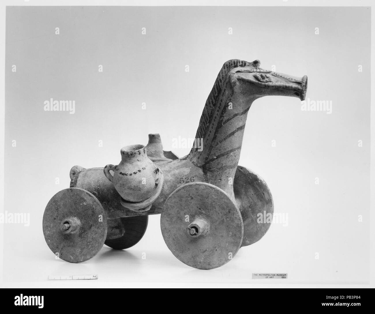 Cheval à roues en terre cuite. La culture chypriote :. Dimensions : H. 8 7/8 in. (22,6 cm). Date : 6ème siècle B.C.( ?). D'imagination, pour ne pas dire l'extraordinaire clairvoyance, modeleur chypriote a équipé un projet de cheval avec les roues. Sur son dos il porte deux pots de stockage. D'autres exemples de la Grèce, les spécialistes ont émis l'hypothèse que ces chevaux étaient des jouets à roues et que les conteneurs transportés de l'eau. Musée : Metropolitan Museum of Art, New York, USA. Banque D'Images