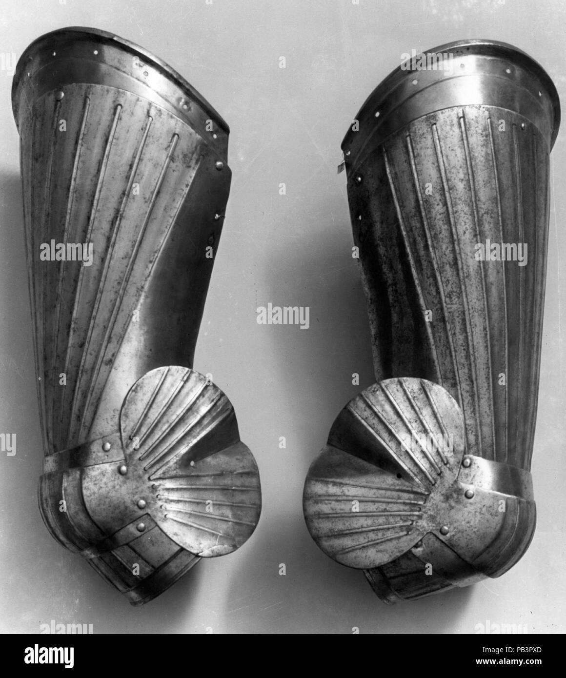 Paire de défenses de la cuisse (Rédempteur) avec les défenses du genou (Poleyns). Culture : l'allemand, Nuremberg. Dimensions : H. de chaque 19 1/2 in. (49,5 cm). Date : le 16ème siècle. Musée : Metropolitan Museum of Art, New York, USA. Banque D'Images