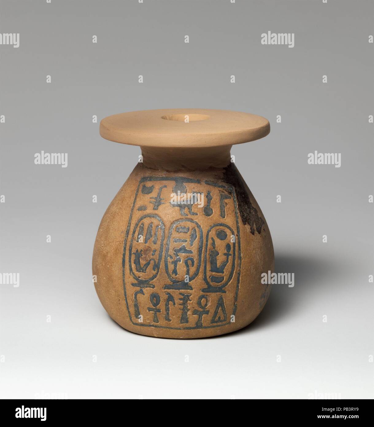 Jar Kohl portant les noms d'Amenhotep III et de la reine Tiyi. Dimensions : H. 6,2 cm (2 7/16 po) ; Diam. (Rim) 5,4 cm (2 1/8 in.) ; W. 5,7 cm (2 1/4 in.). Dynastie DYNASTIE : 18. Règne : Amenhotep III. Date : ca. 1390-1352 av. J.-C.. Musée : Metropolitan Museum of Art, New York, USA. Banque D'Images