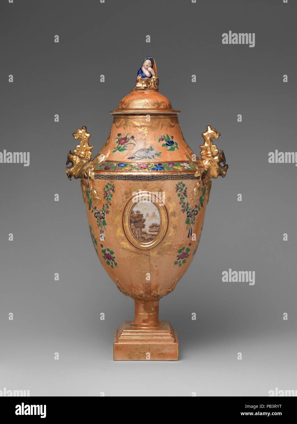 Vase couvert. Culture : le chinois. Dimensions : H. 19 in. (48,3 cm). Date : 1736-95. Musée : Metropolitan Museum of Art, New York, USA. Banque D'Images