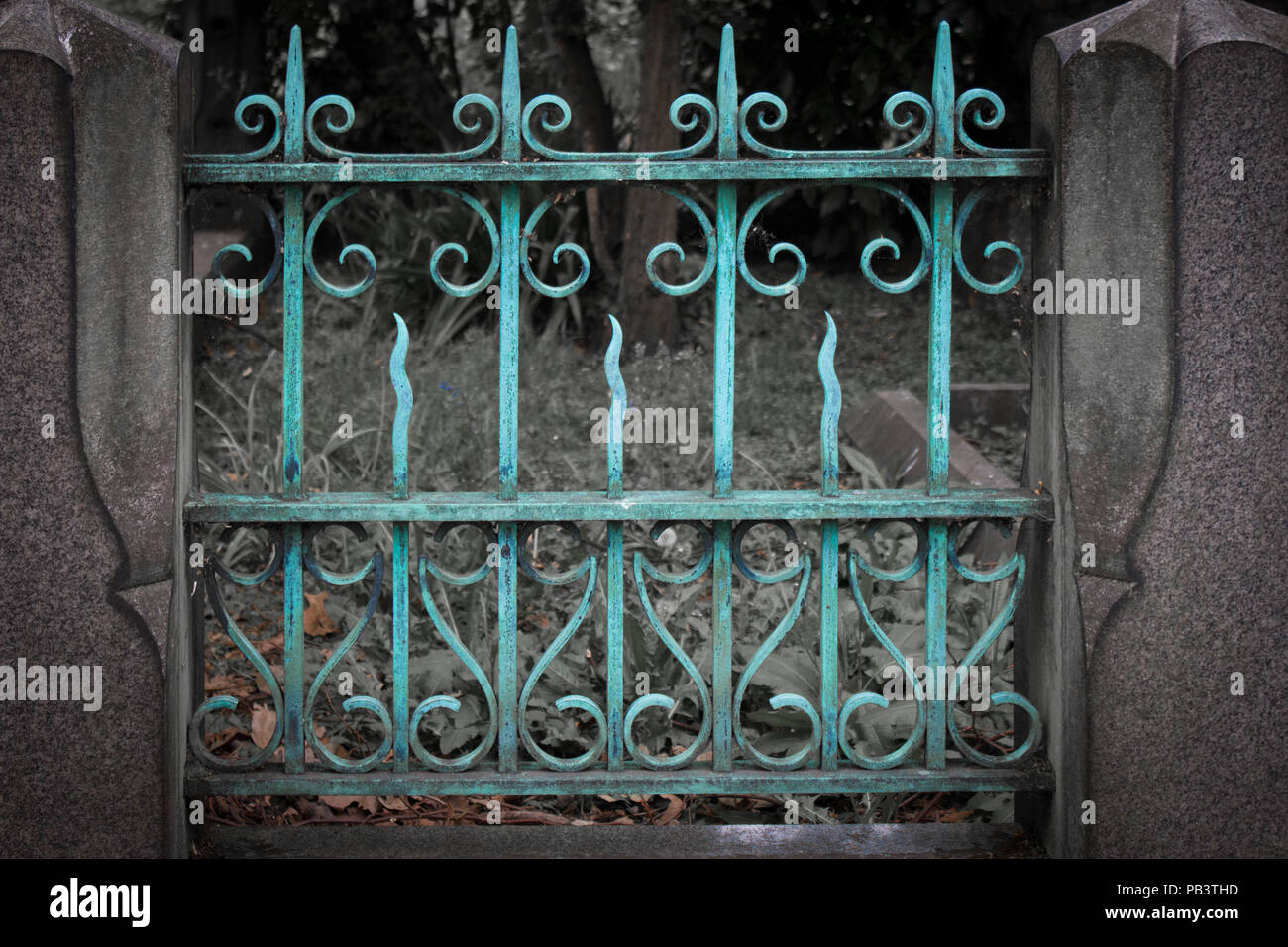 Une porte se tourna par âge dans turquoise Brompton Cemetery, Londres, Angleterre, Royaume-Uni, Europe. Banque D'Images