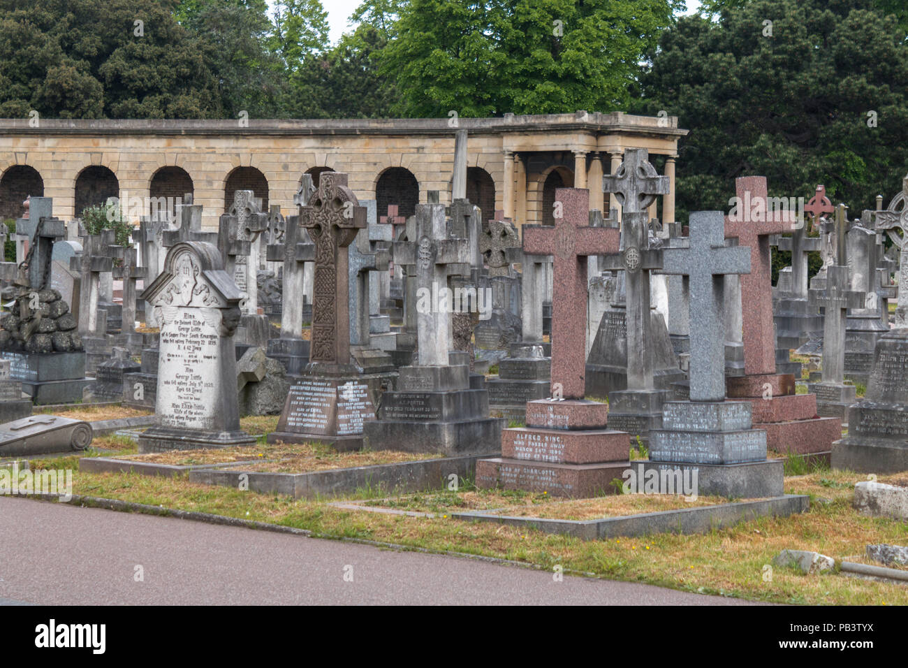 Les pierres tombales dans le cimetière de Brompton à Londres, au Royaume-Uni. Banque D'Images