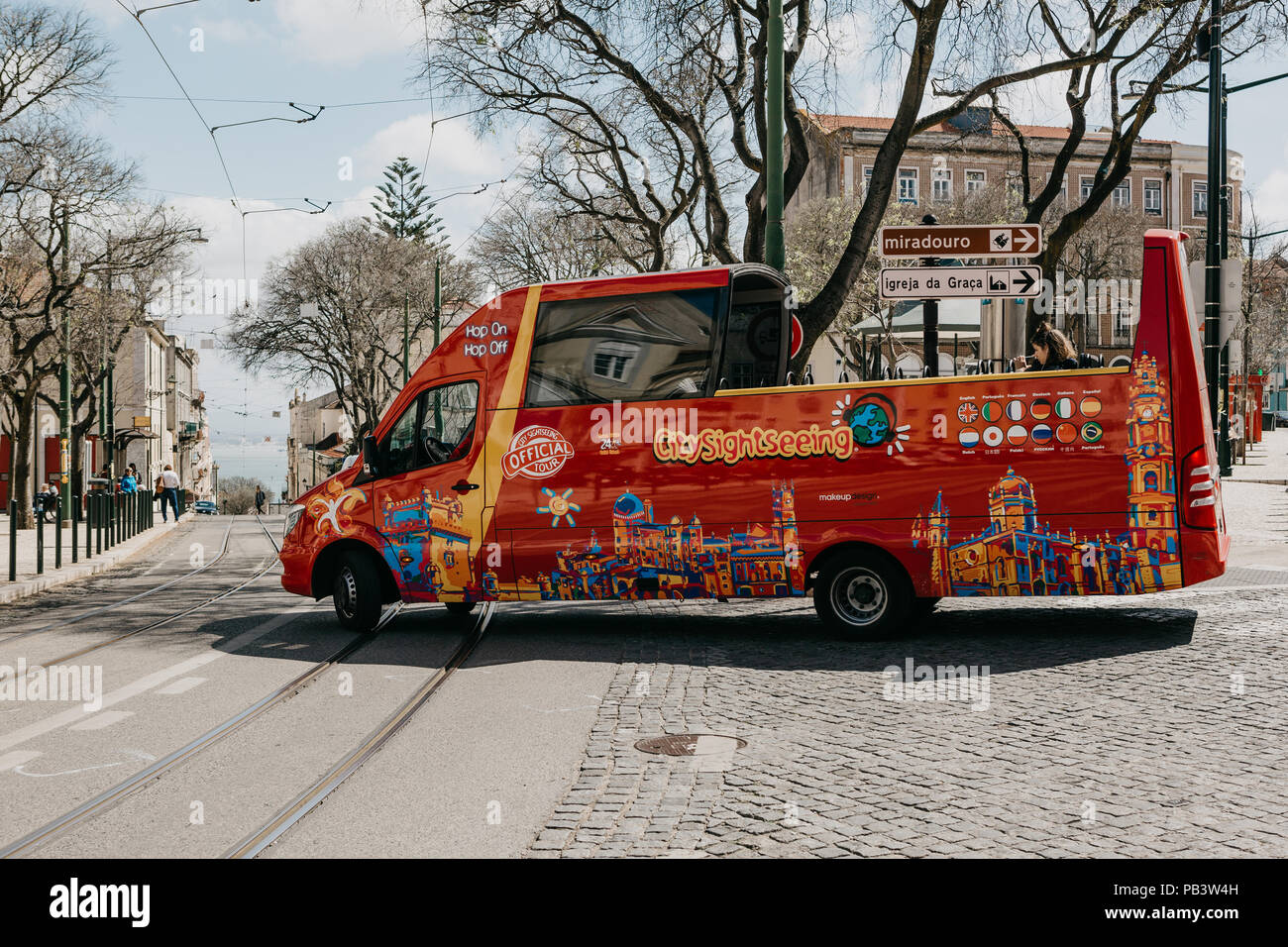 Portugal, Lisbonne, 01 mai 2018 : un rouge traditionnel bus touristique voyages le long de la rue de la ville. Les touristes de loisirs et de visites. Banque D'Images