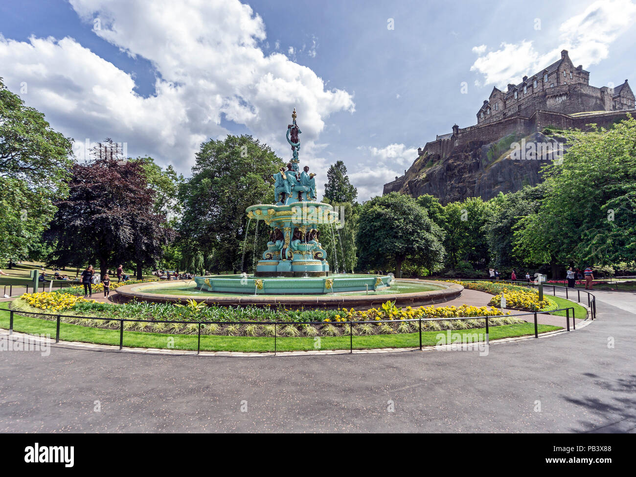 La fontaine de Ross restauré West Princes Street Gardens Edinburgh Scotland avec le Château d'Édimbourg à l'arrière-plan. Banque D'Images