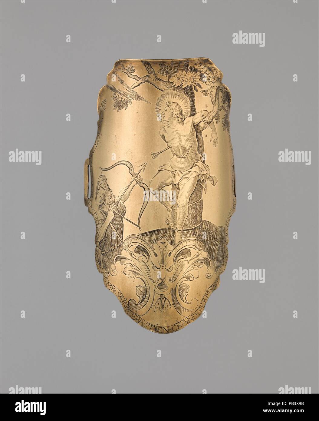 Archer's arm guard (Bracer). Culture : belge. Dimensions : L. 6 5/16 in. (16 cm) ; W. 3 3/4 in. (9,5 cm). Date : du 1752. Un archer porte un bracer pour protéger l'intérieur de l'avant-bras contre le coup de fouet cervical de la corde. La plupart des bracelets sont faites d'os, corne, cuir ou avec peu ou pas de l'ornement. Cet exemple, faite de cuivre poli, est très inhabituel pour son réseau complexe et finement gravés décoration, qui dispose le martyre de Saint Sébastien, patron des archers. L'inscription autour de sa frontière mentionne la ville de Ath en Belgique, le nom de Joseph de somme (probablement le propriétaire ou créateur de t Banque D'Images