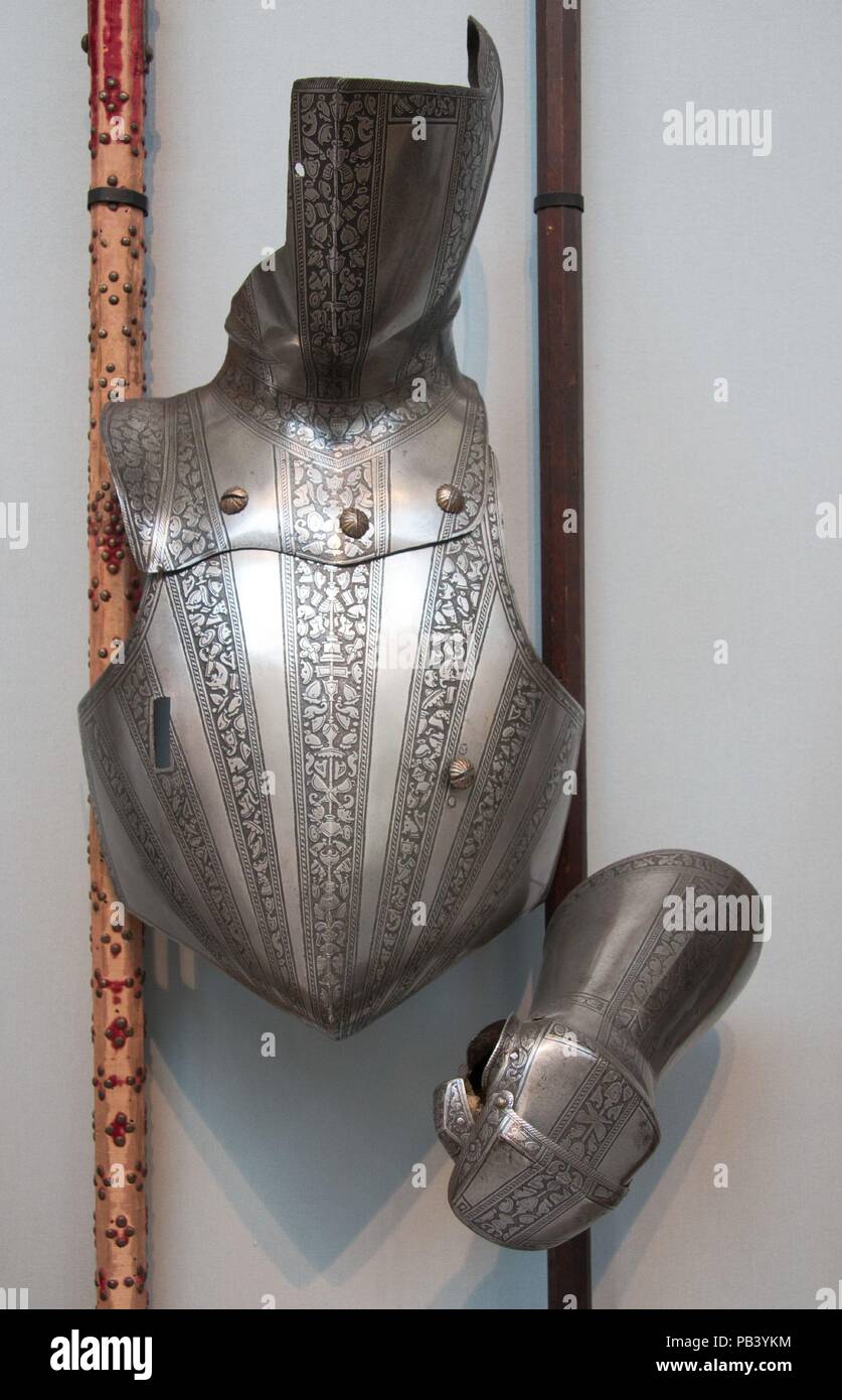 Renforcement de la défense, de l'Épaule pectoral, et Buffe (RCIP La Défense). Culture : l'italien. Dimensions : H., monté en 28. (71,1 cm) ; W. 19 in. (48,3 cm) ; renforcer pectoral (a) ; H. 16 in. (40,6 cm) ; W. 14 1/2 in. (36,8 cm) ; WT. 4 lb. 2.7 oz. (1890.9 g) ; buffe (b) ; H. 13 1/4 in. (33,7 cm) ; W. 11 in. (27,9 cm) ; WT. 4 lb. 0,1 oz. (1817.2 g) ; renforcer l'épaule (c) ; H. 19 3/4 in. (50,2 cm) ; W. 11 in. (27,9 cm) ; WT. 4 lb. 4.8 oz. (1950.4 g). Date : ca. 1550 à 1575. Le renforcement de ces pièces font partie d'un nombre exceptionnellement important armor 151064 (acc. no. 27,159.1) de l'armoirie de la Dos Aguas famil Banque D'Images
