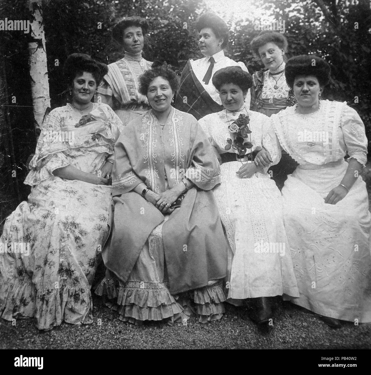 Tableau 1597, femmes, mode, robes d'été, jupe, blouse, bun, cape, papillon, fleur, Fortepan bracelet 4451 Banque D'Images