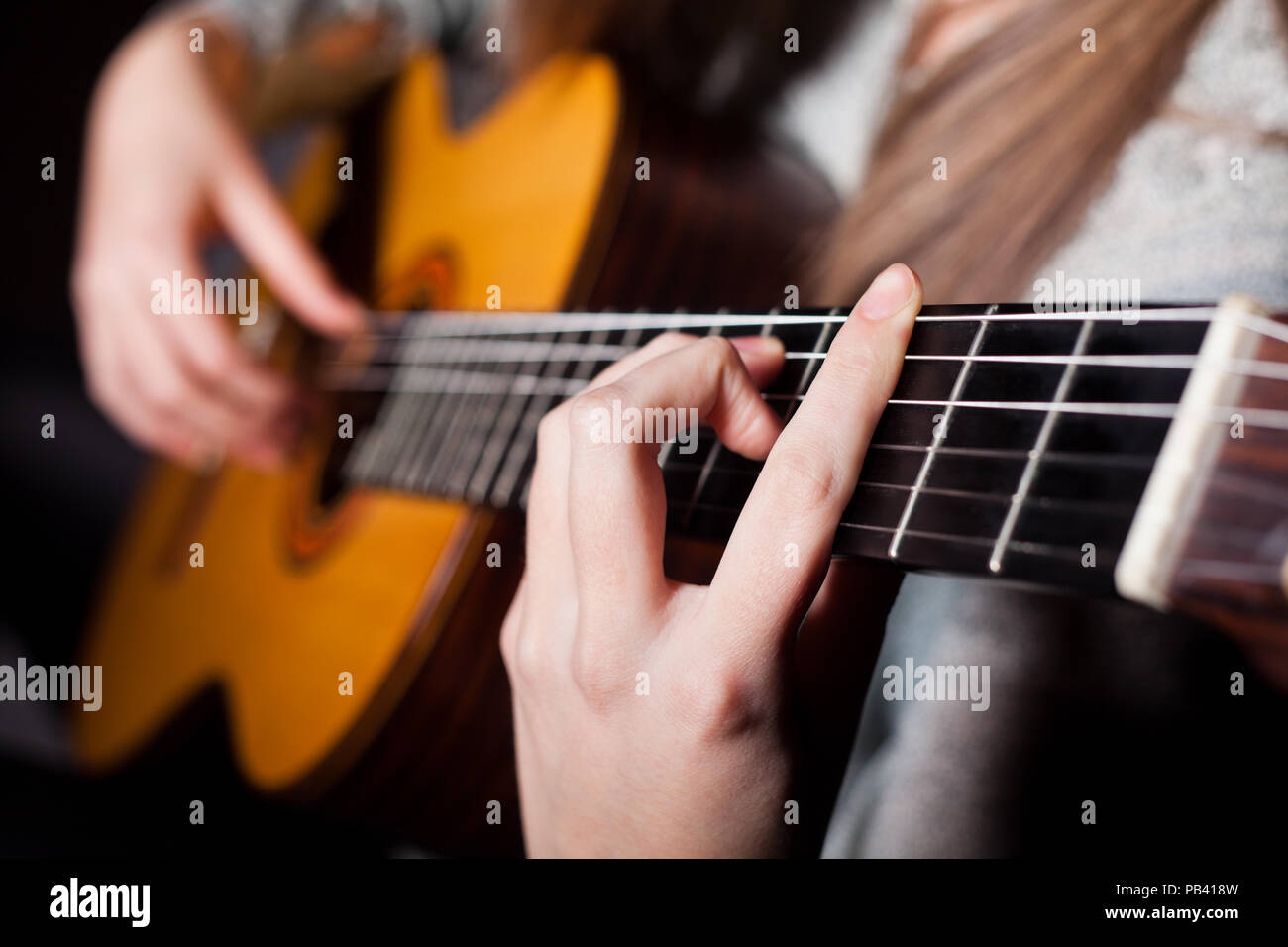 Femme jouant de la guitare acoustique Banque D'Images