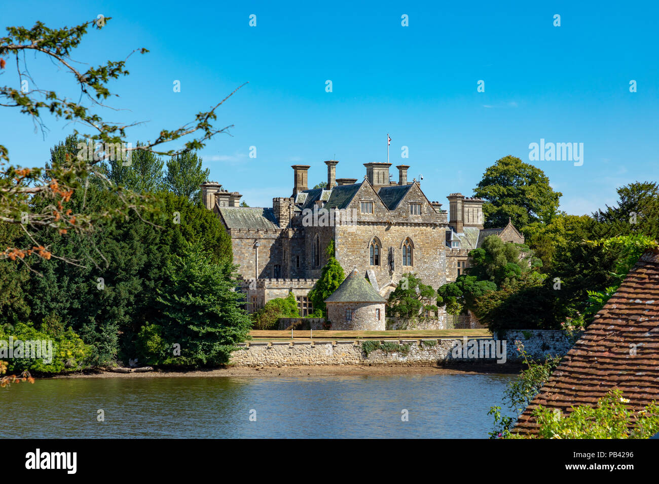 Beaulieu Hampshire Angleterre 23 Juillet 2018 Le Palace House, vu de l'autre côté de la rivière Beaulieu Banque D'Images