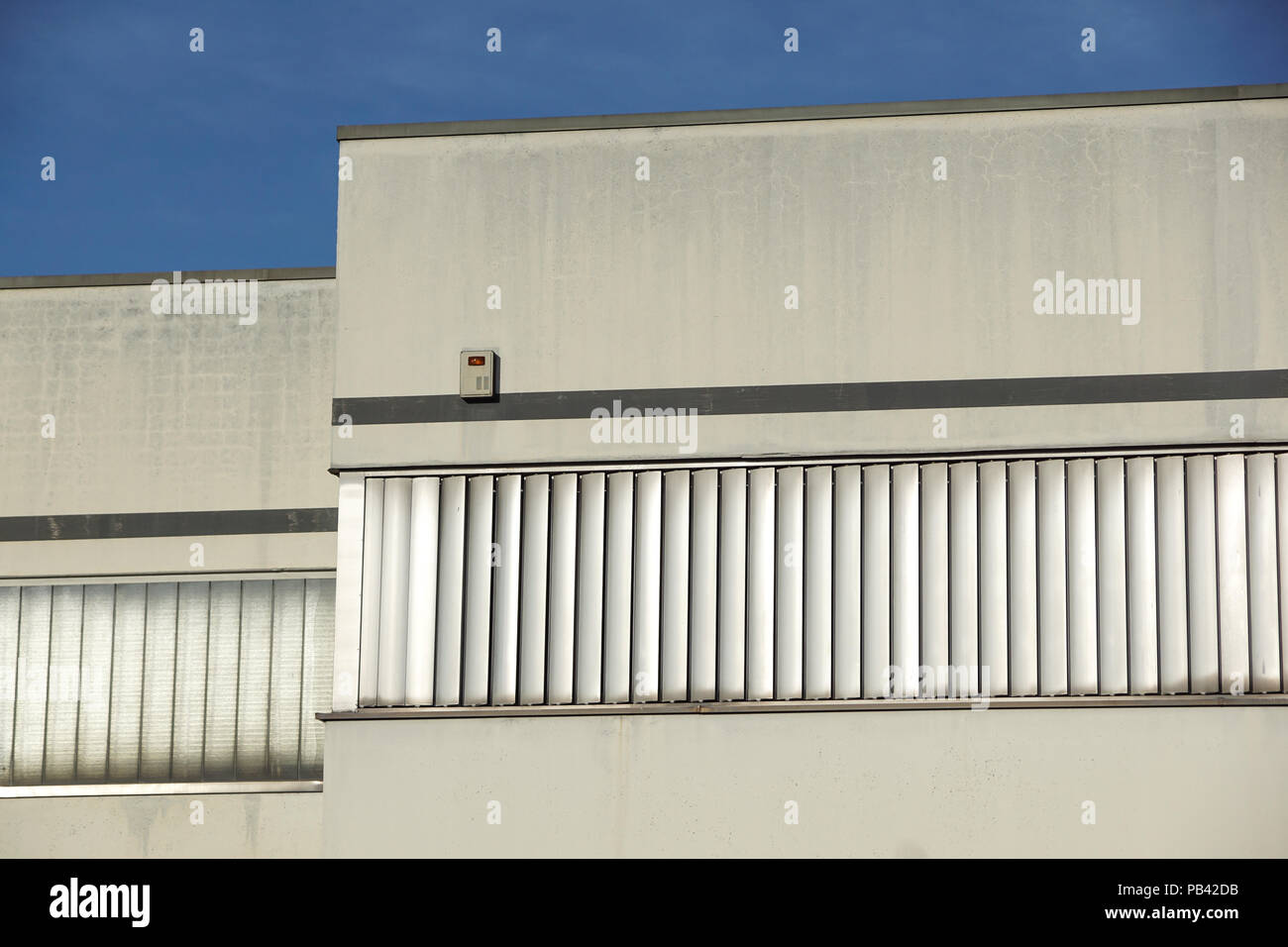 Parasol aluminium façade structure pour la conception de bâtiments modernes efficaces et ciel bleu Banque D'Images