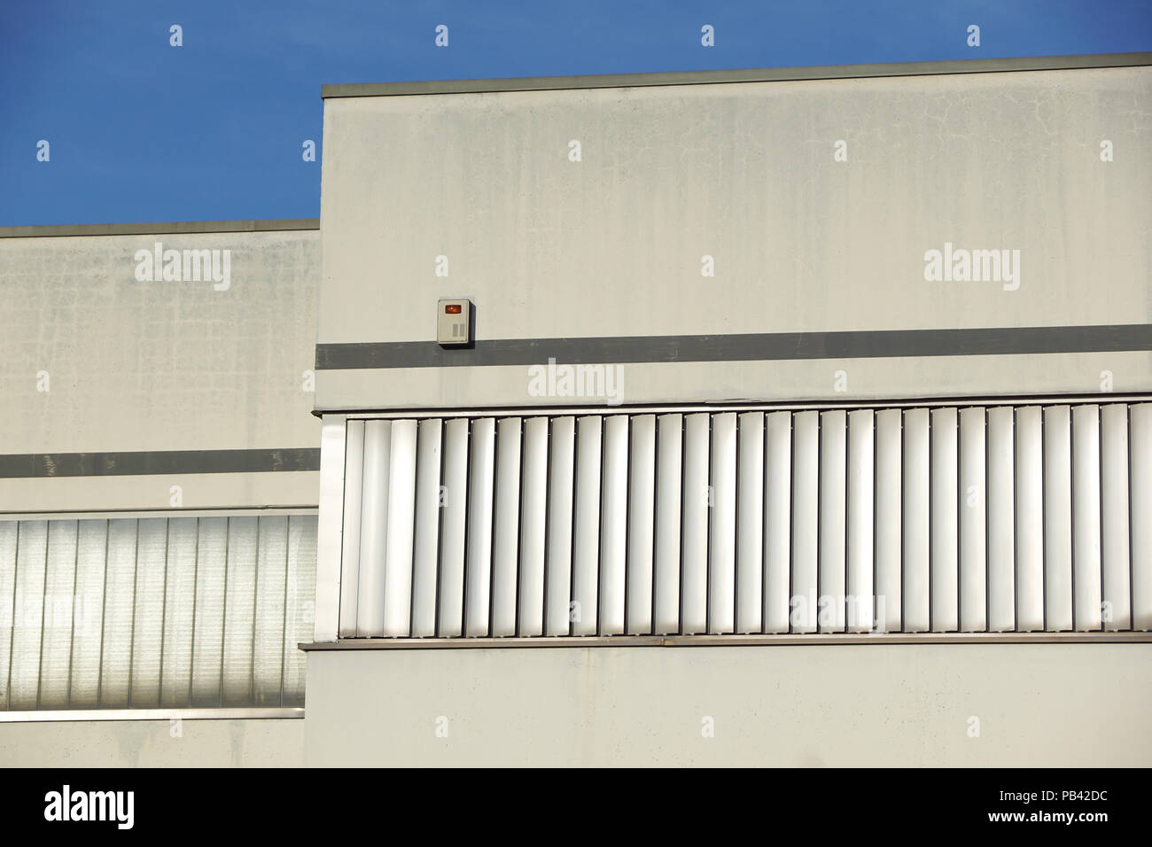Parasol aluminium façade structure pour la conception de bâtiments modernes efficaces et ciel bleu Banque D'Images
