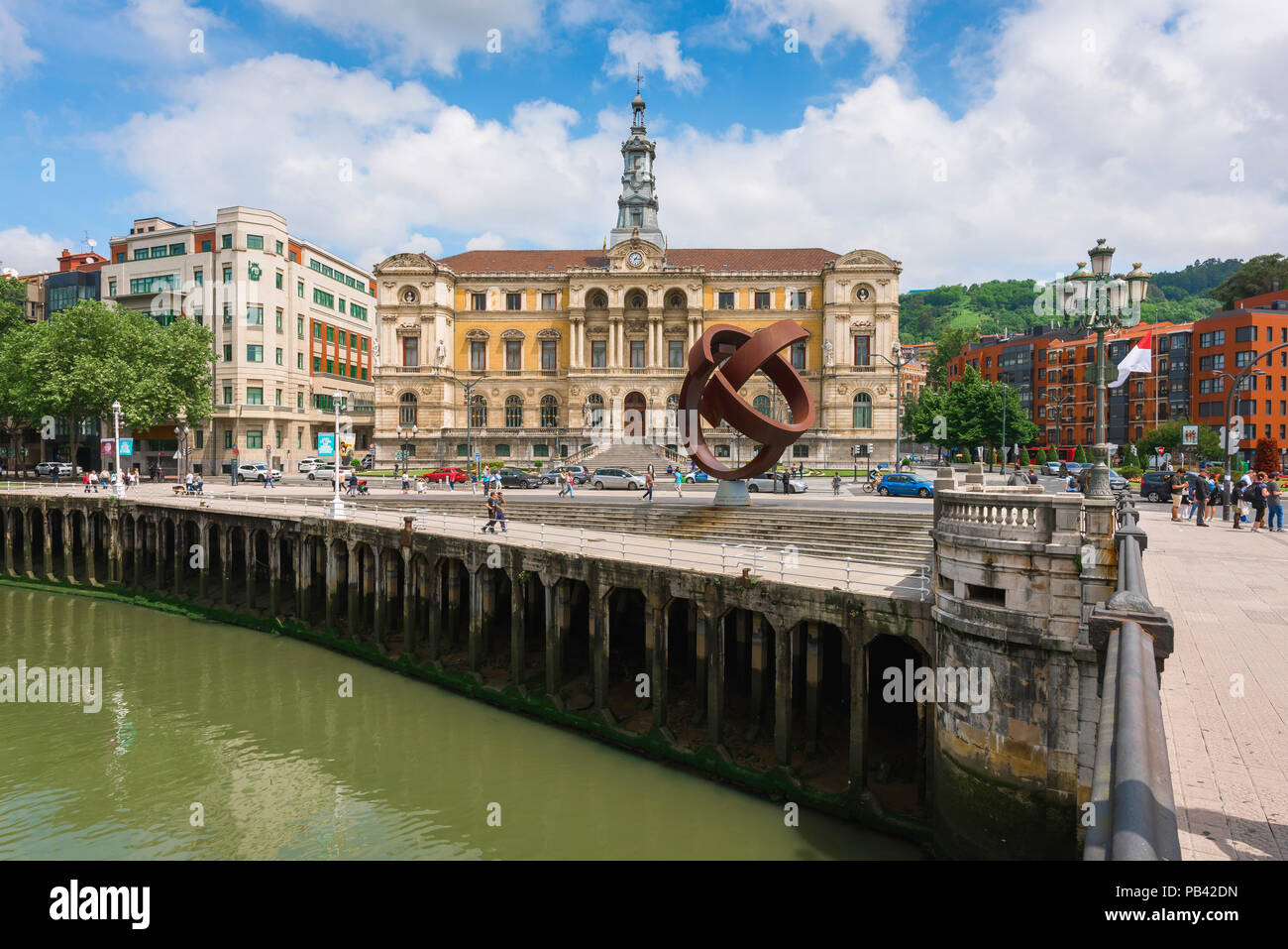 Le centre de Bilbao, riverside view de l'hôtel de ville (Ayuntamiento) capacités et la sculpture moderniste ovoïdes Alternative par Jorge Oteiza, Bilbao, Espagne. Banque D'Images