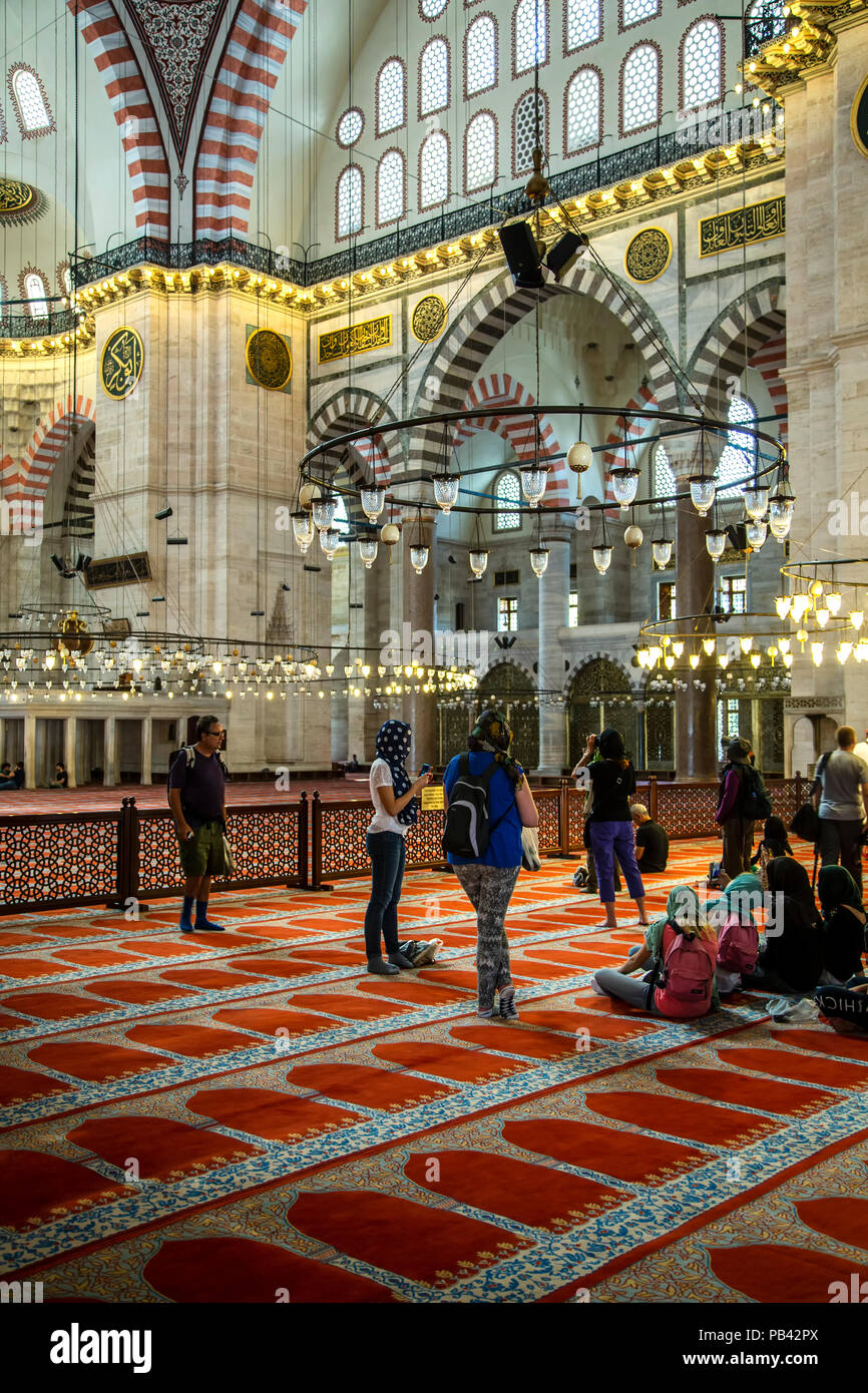 Les visiteurs et salle de prière, Mosquée de Suleymaniye, Istanbul, Turquie Banque D'Images