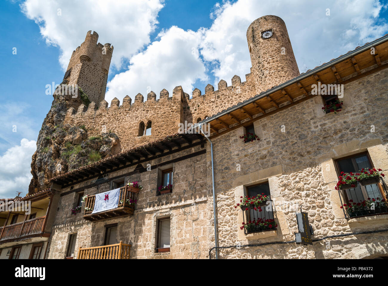 Dominationg ville de Château de Frías, province de Burgos, Castille et Leon, Espagne Banque D'Images