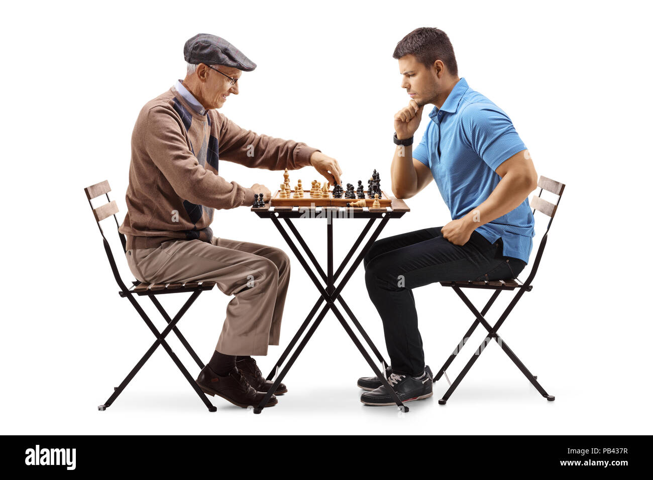 Un homme âgé et un jeune homme jouant un jeu d'échecs isolé sur fond blanc Banque D'Images