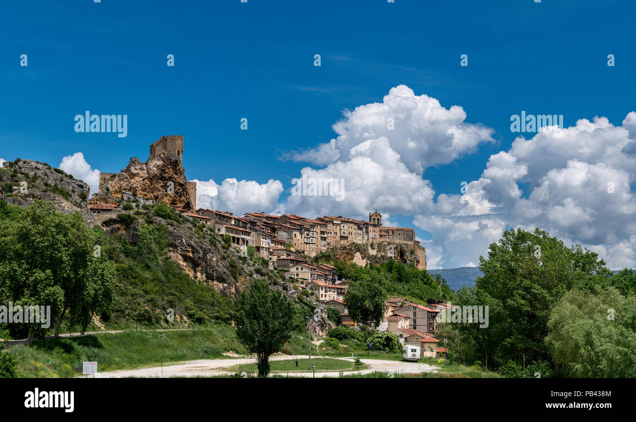 Vue panoramique d'une petite ville Frías, province de Burgos, Castille et Leon, Espagne Banque D'Images