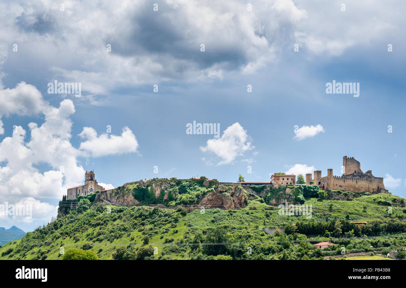 Vue panoramique d'une petite ville Frías, province de Burgos, Castille et Leon, Espagne Banque D'Images