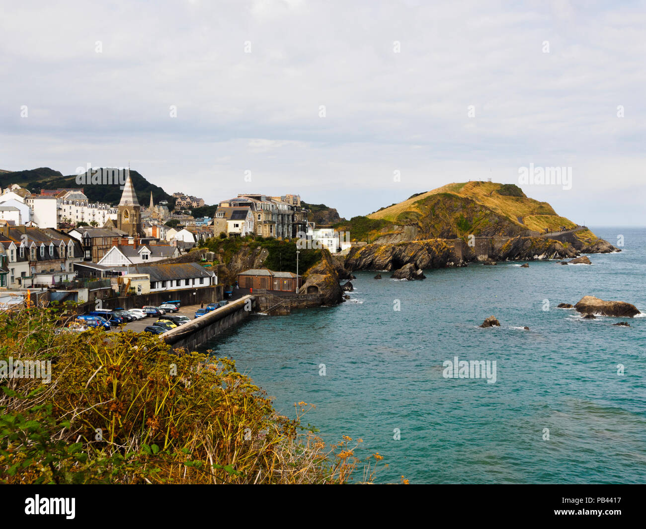 Vue depuis la colline de lanterne dans l'Est de l'Ilfracombe Capstone à Rock. St Philippe et St James Church au milieu à gauche Banque D'Images