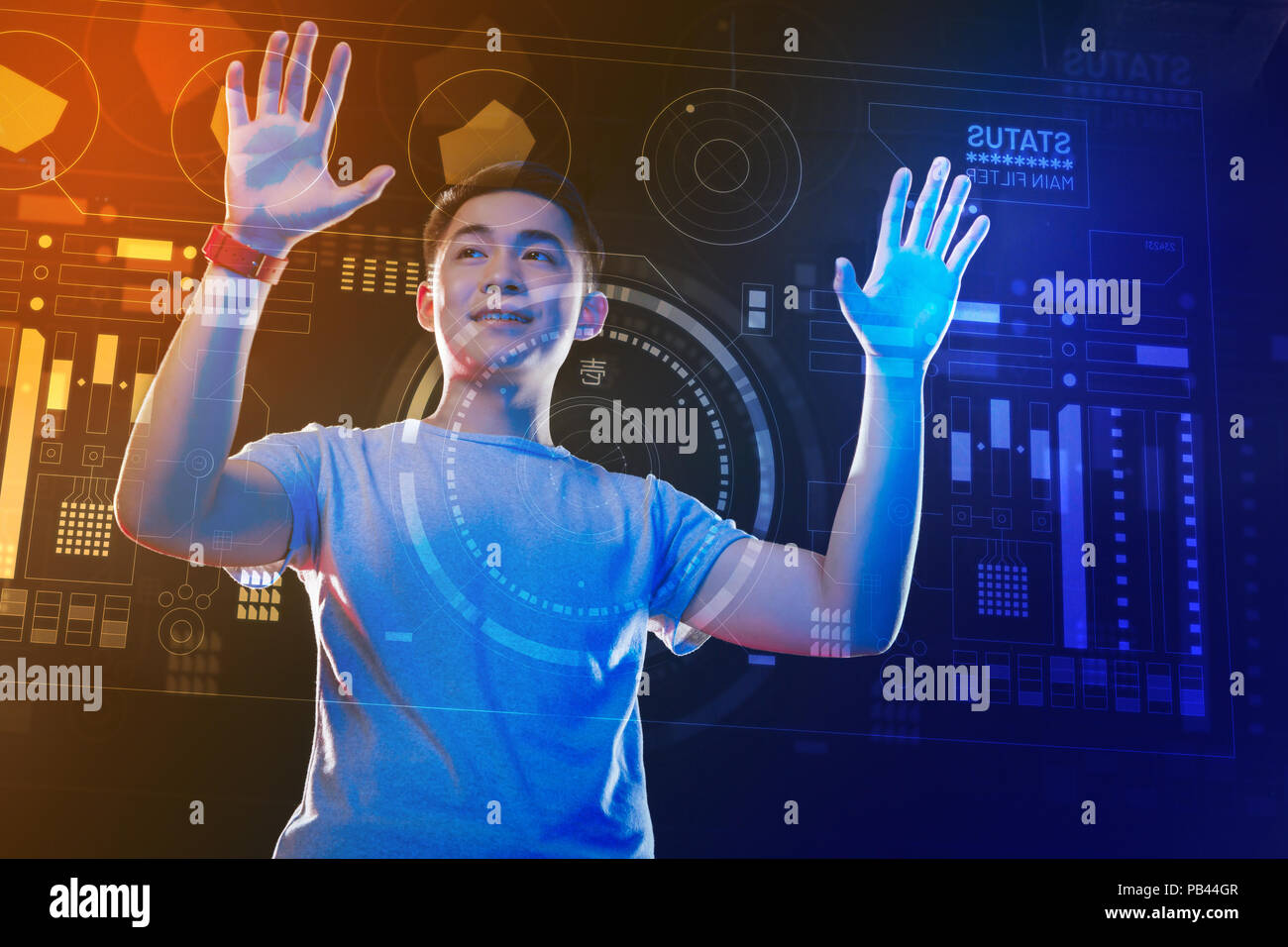 Cheerful man smiling et mettant ses mains sur le dispositif transparent Banque D'Images