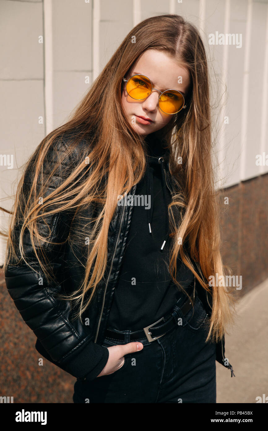 Beau gosse à la mode fille aux longs cheveux en jaune lunettes de ville,  Street Fashion kid Photo Stock - Alamy