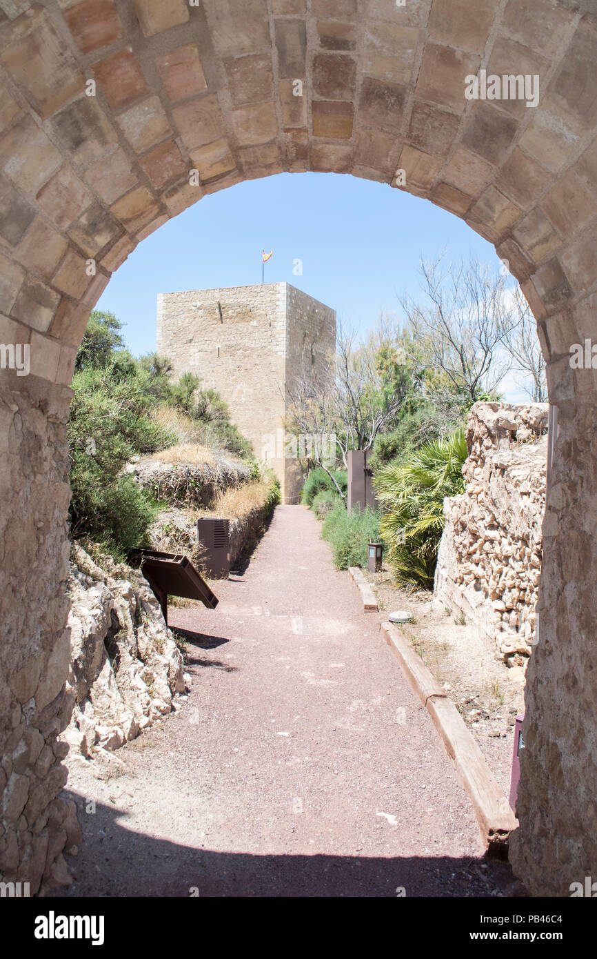 L'Espolon Tower vue à travers un passage voûté à Lorca Castle à murcie espagne Banque D'Images