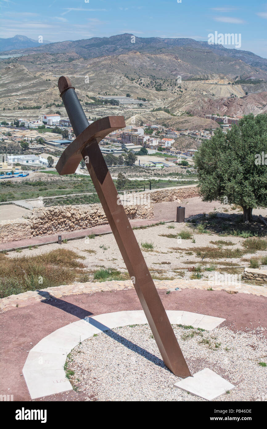 Grande épée dans le sol à Lorca Castle à murcie espagne Banque D'Images