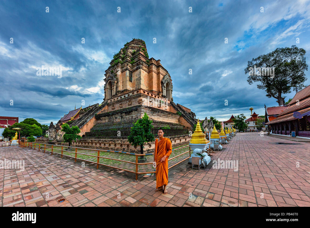 Le moine bouddhiste me regarde les vestiges du temple connu sous le nom de Wat Chedi Luang, à Chiang Mai, Thaïlande. Banque D'Images