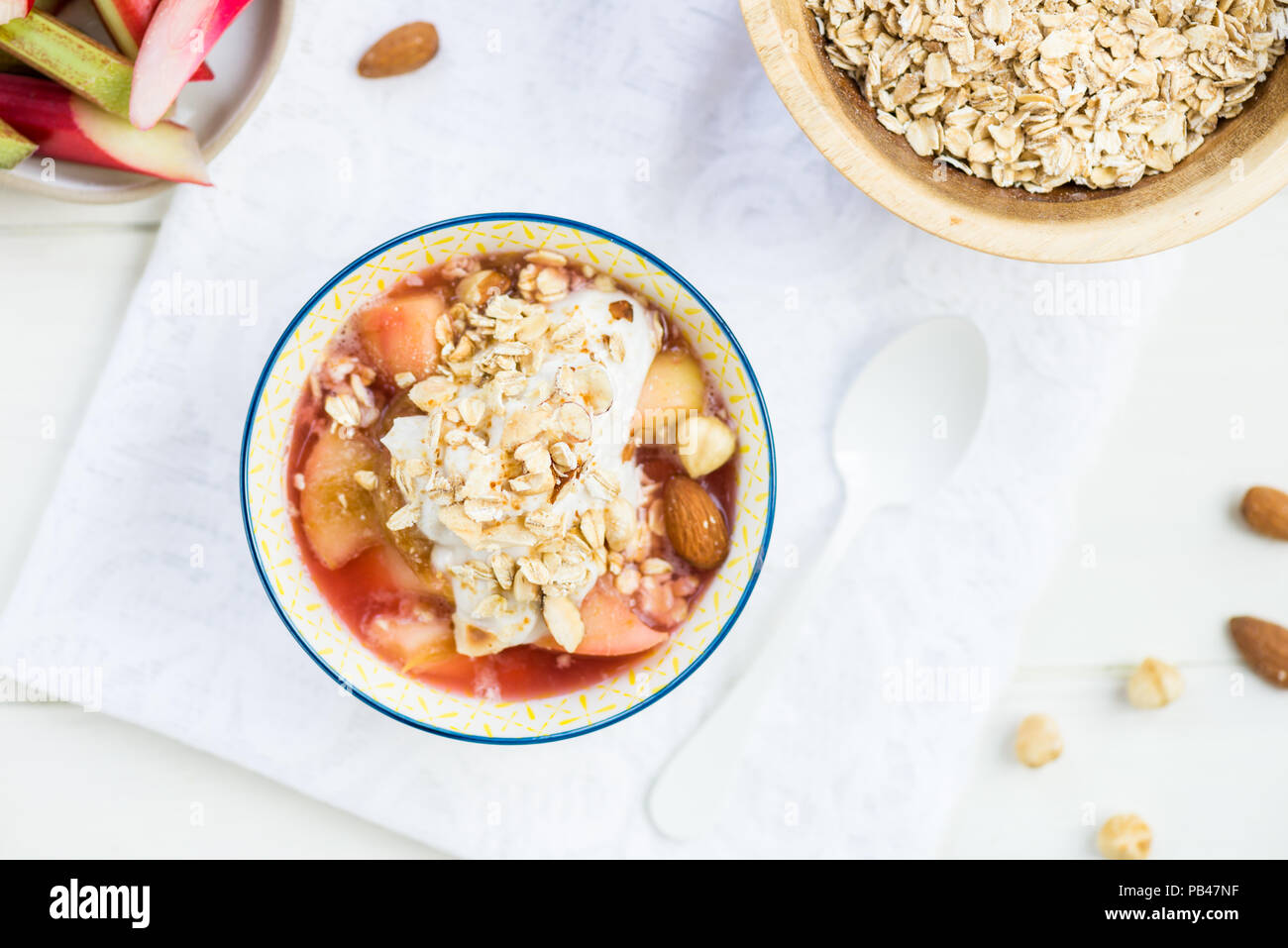 La compote de rhubarbe et faites maison avec du yaourt à la noix de coco et le gruau, snack-detox sain Banque D'Images