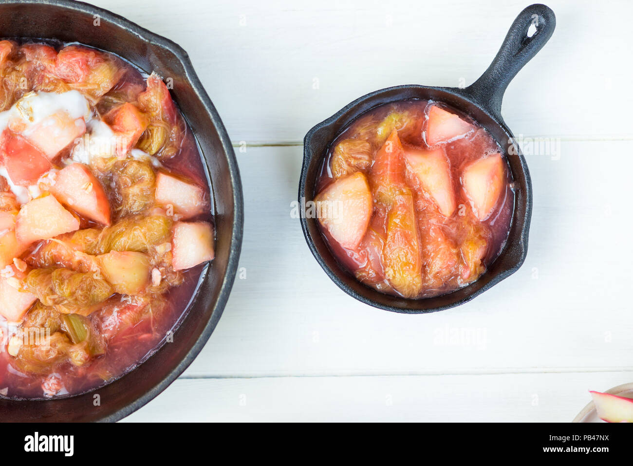 La rhubarbe fait maison et compote pour faire s'écrouler dans les casseroles en fonte Banque D'Images