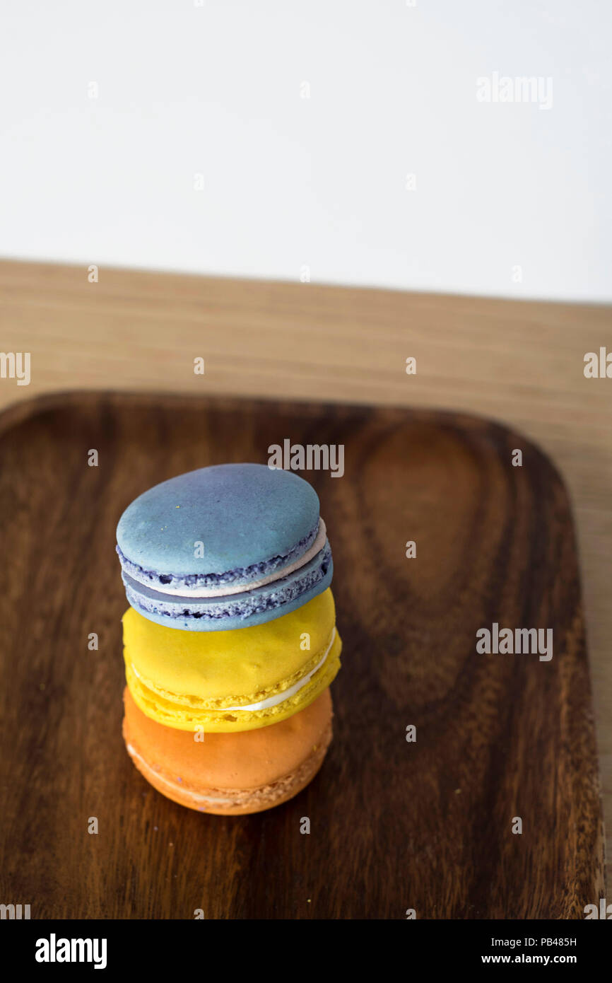 Macarons français / Macron Trio - Tasty Pasty Options sur une plaque en bois foncé Banque D'Images