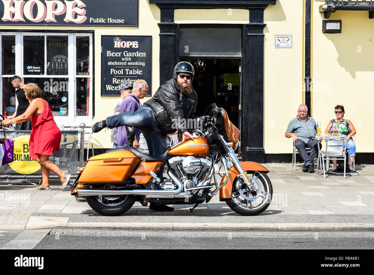 Grand excès de rider avec la barbe du montage d'un moto Harley Davidson sur  l'Est de l'Esplanade, Southend on Sea front chaud jour d'été ensoleillé  Photo Stock - Alamy