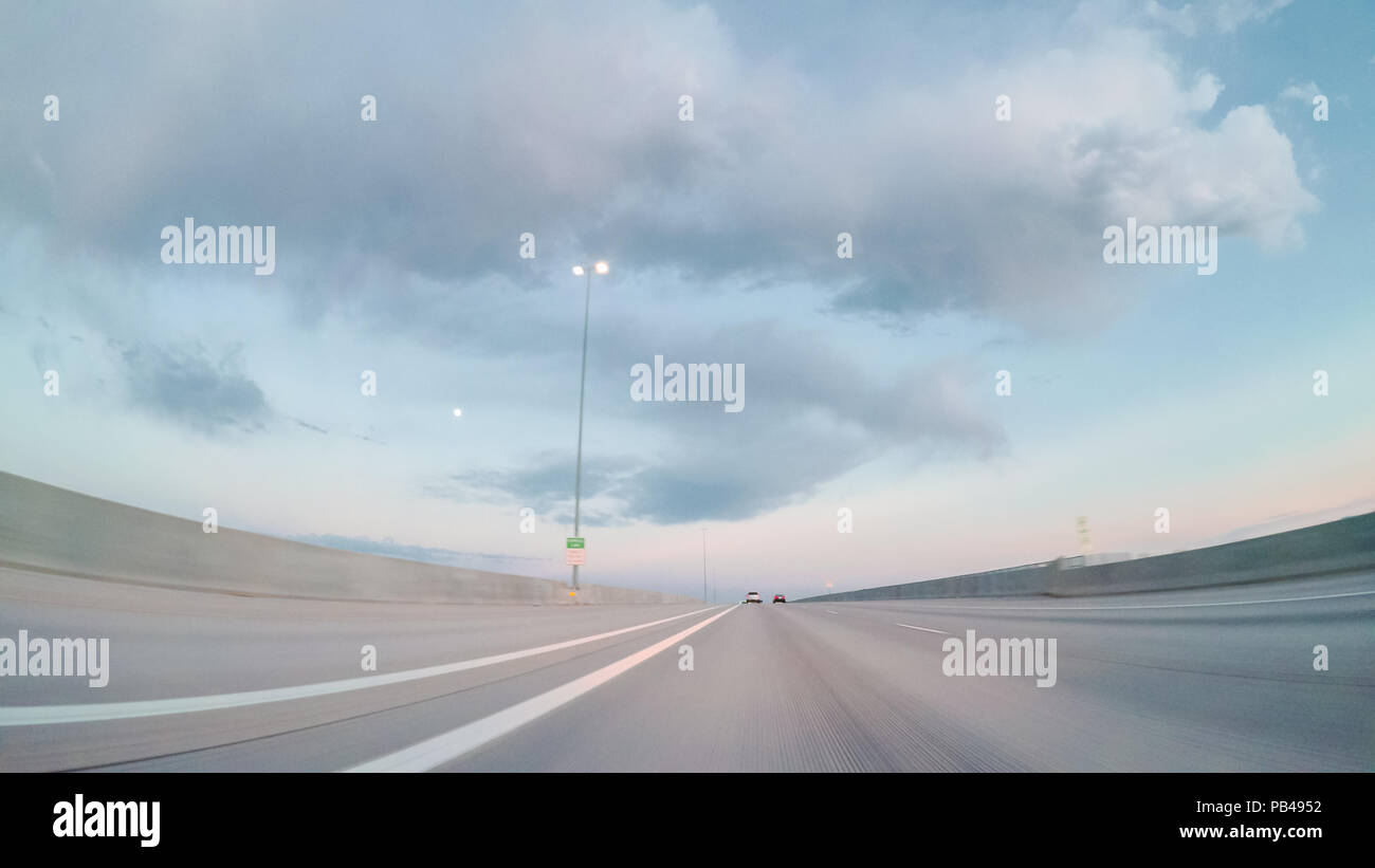 Plongeon vers le sud sur l'autoroute 36 de Boulder au coucher du soleil. Banque D'Images