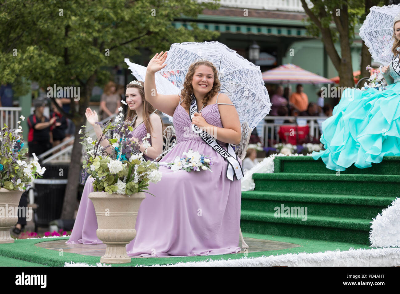 Frankenmuth, Michigan, USA - Le 10 juin 2018 Mlle Richmond et sa cour sur un flotteur avec fleurs en descendant la route au défilé du festival bavarois. Banque D'Images