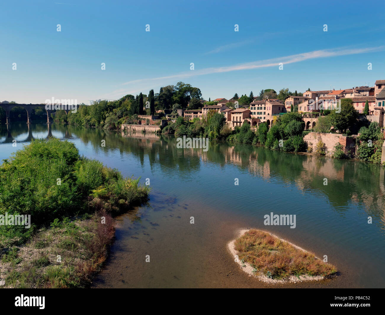 La ville d'Albi sur le Tarn près de Toulouse, France, montrant la cathédrale Sainte-Cécile et le Pont Vieux dans le centre-ville Banque D'Images