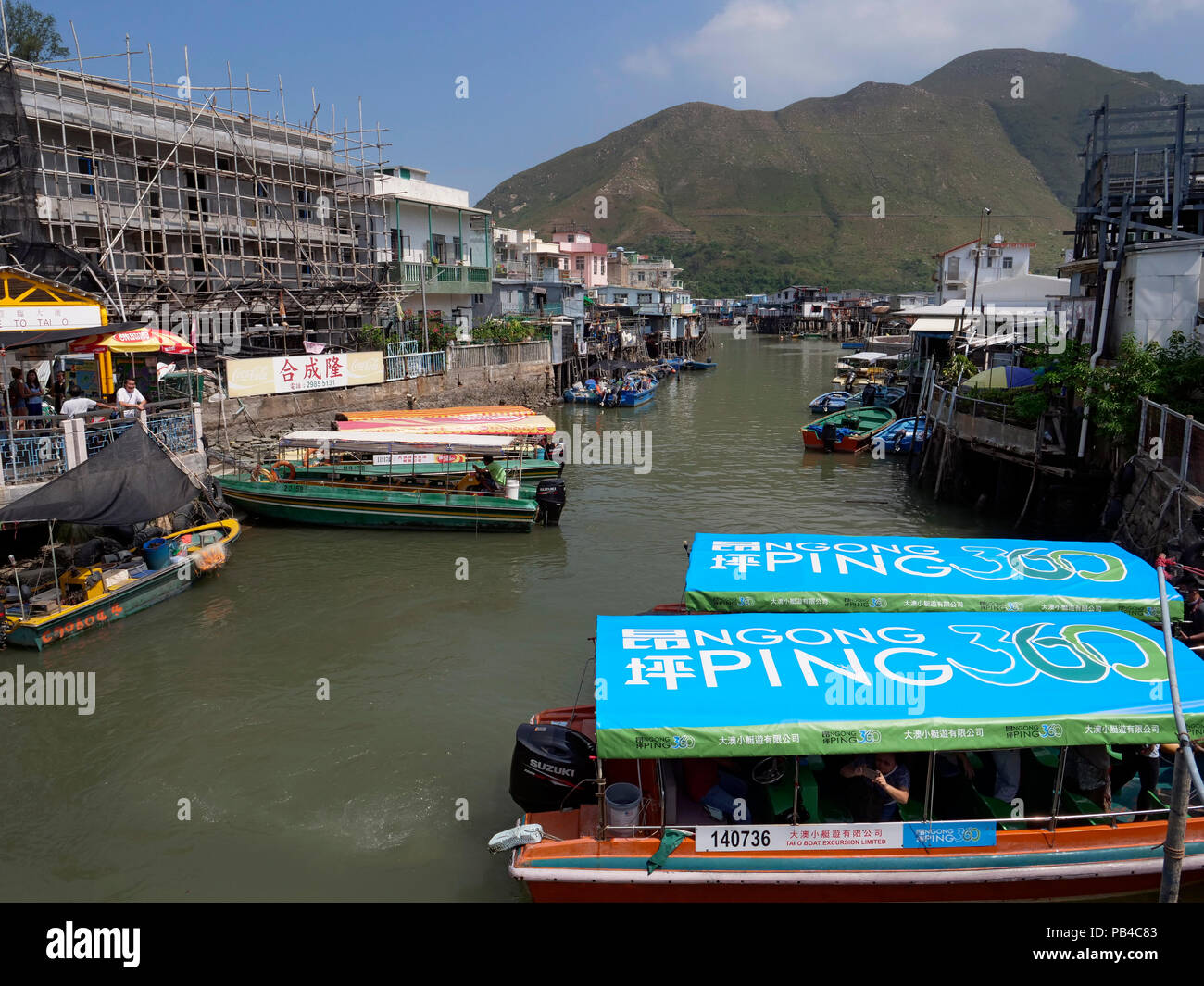 Le village de pêcheurs et des maisons sur pilotis de Tai O à partir de l'eau, dans l'ouest de l'île de Lantau, Hong Kong Banque D'Images