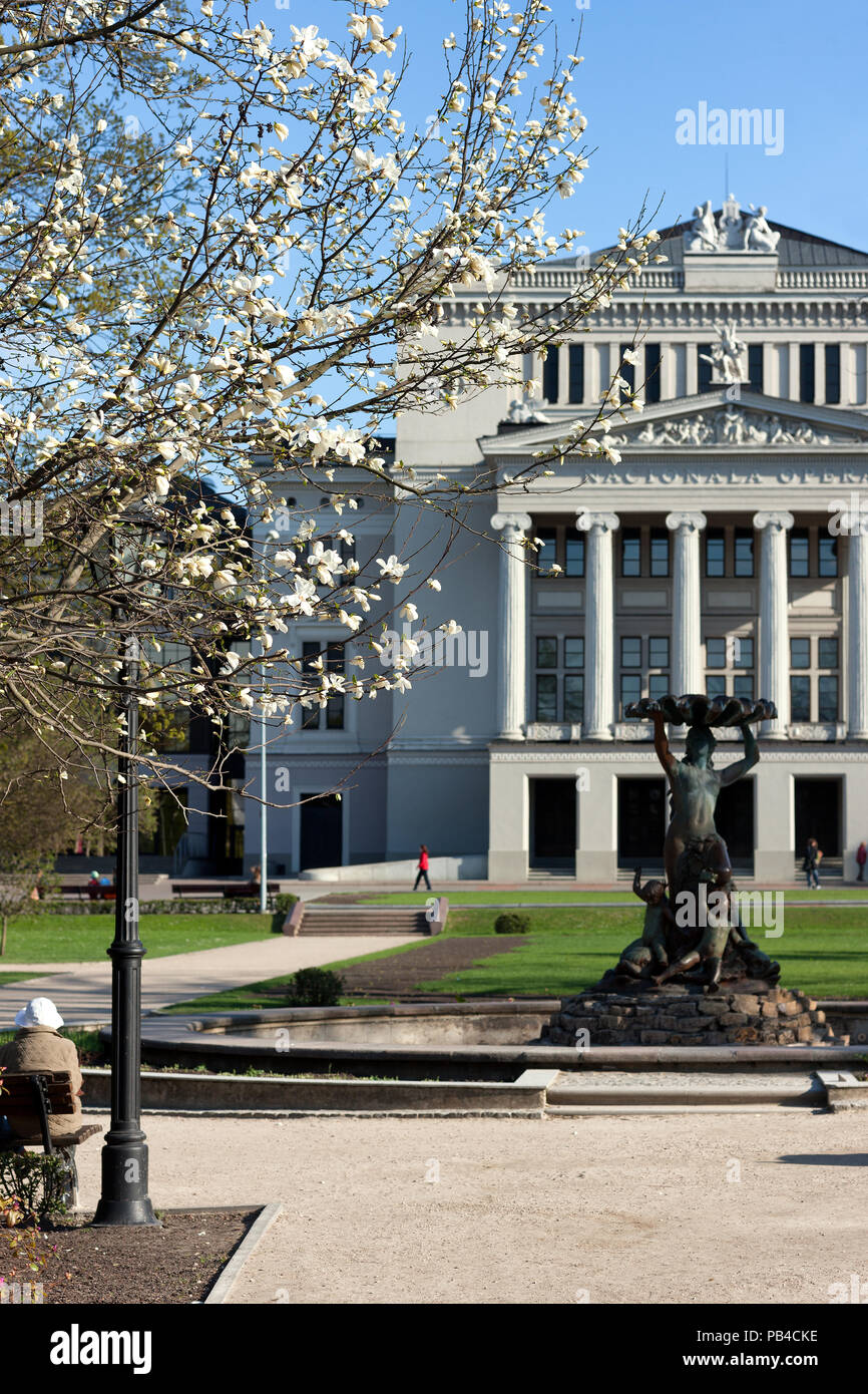Théâtre de ballet et d'opéra avec des sculptures dans le parc de printemps à Riga. La Lettonie Banque D'Images