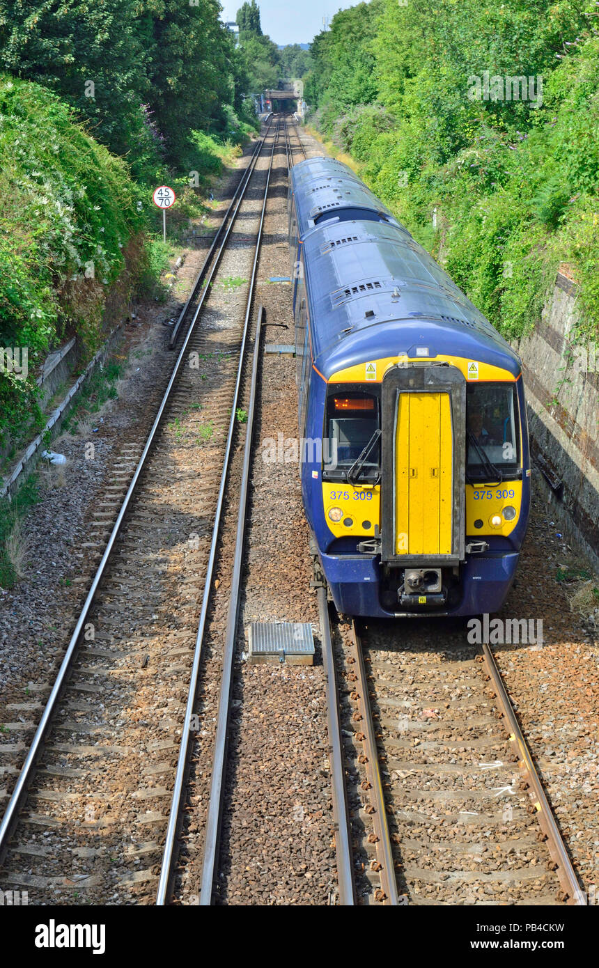 British Rail Class 375 train à deux unités de coupe dans une caserne entre Maidstone et stations de l'Ouest Maidstone, Kent, Angleterre. Banque D'Images