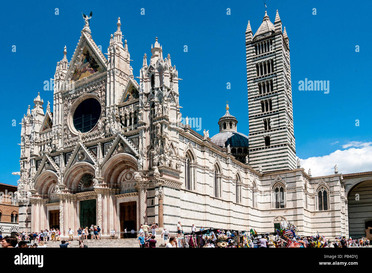 Personnes regardant la cathédrale gothique de Santa Maria Assunta, dans la ville médiévale de, Sienne, Toscane, Italie Banque D'Images
