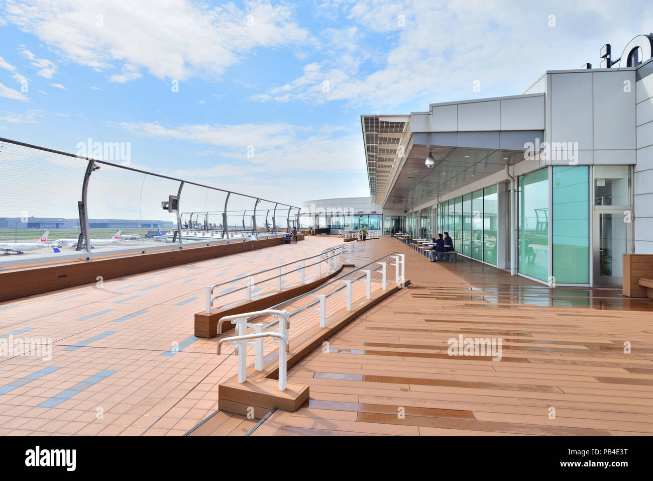Le Japon. L'aéroport de Haneda international terminal, l'aéroport de Tokyo. Galerie à l'extérieur balcon. Banque D'Images