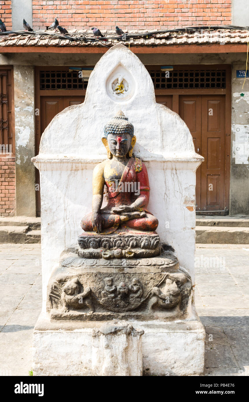 Statue de Bouddha dans la cour de stupa Kathesimbhu, Katmandou, Népal Banque D'Images