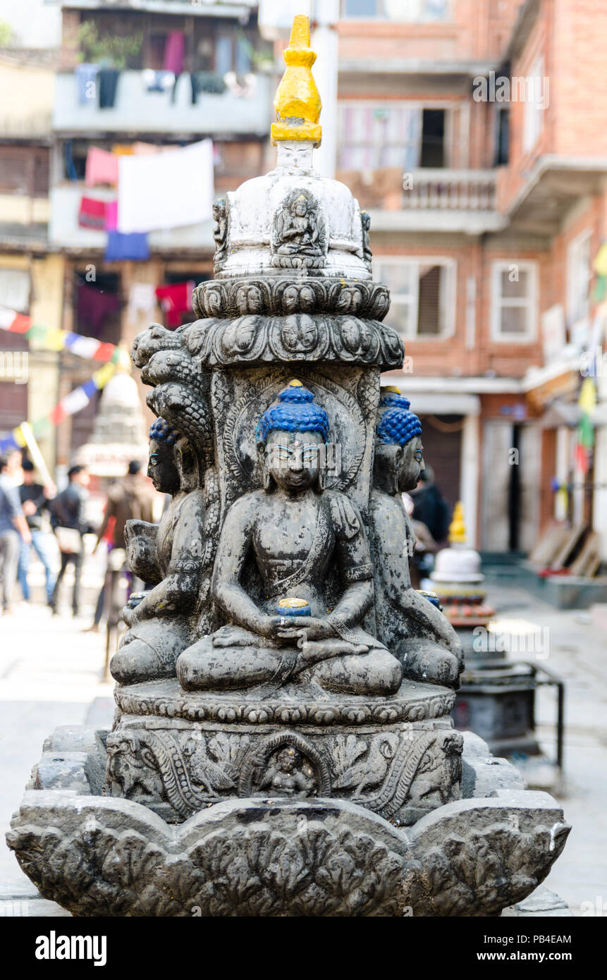 Statue de Bouddha dans la cour de stupa Kathesimbhu, Katmandou, Népal Banque D'Images