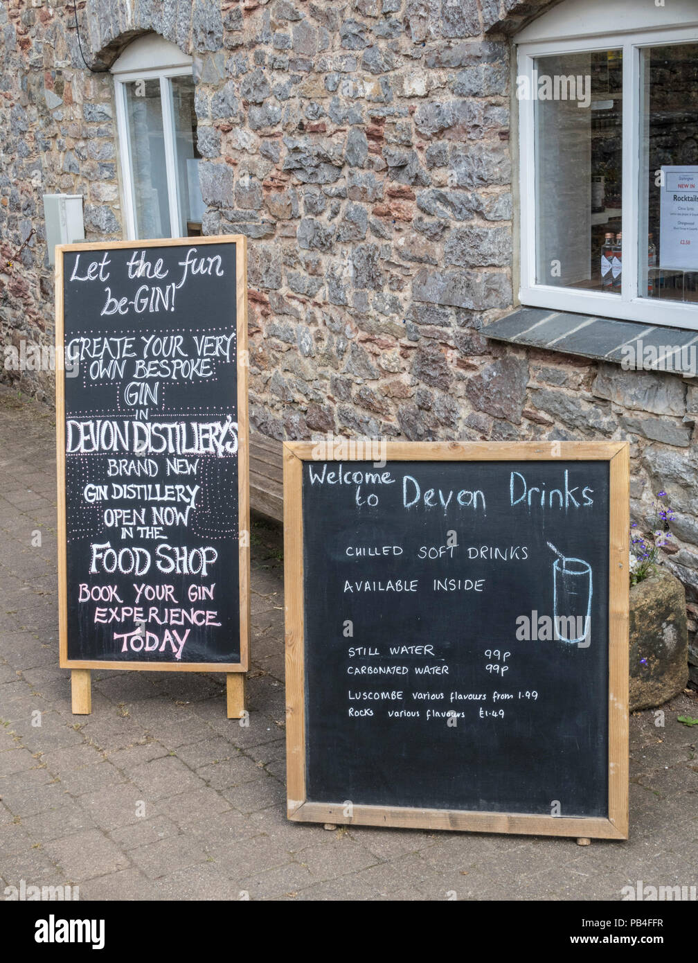 Boissons Devon signe, laissez l'amusement être gin, commencer, devant les magasins, un parc de vente au détail rustique à Dartington. Banque D'Images