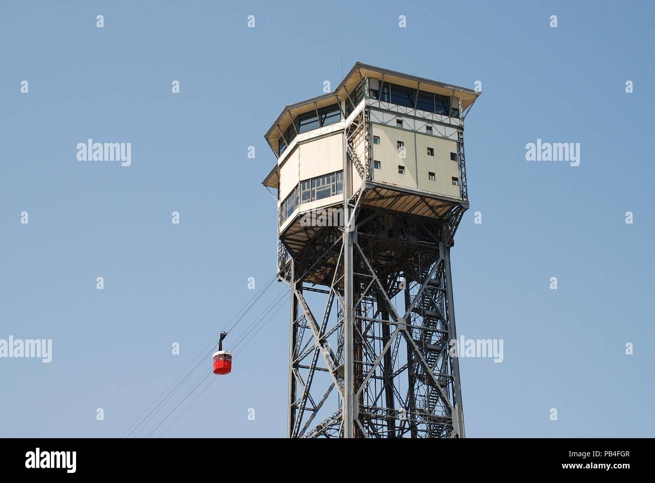 Un téléphérique rouge vintage sur le Transbordador Aeri del Port quais à la Torre de San Sebastia gare de Barcelone, Espagne le 19 avril 2018. Banque D'Images
