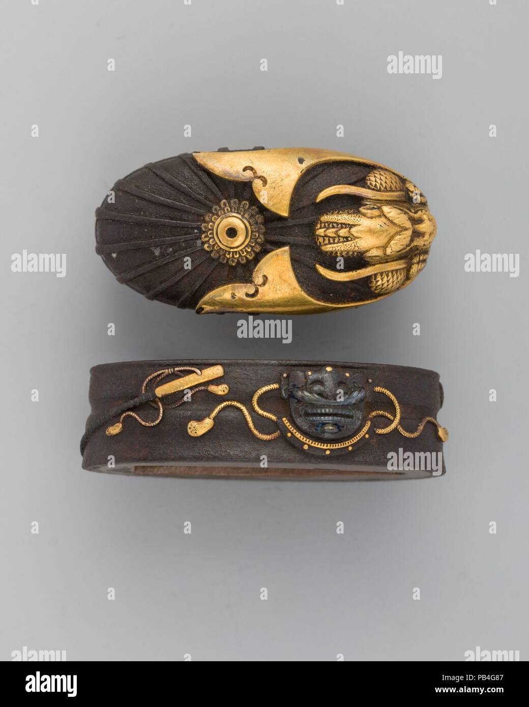Col Sword-Hilt et pommeau (Fuchigashira). Culture : le japonais. Dimensions : Fuchi (a) ; H. 1 1/2 in. (3,8 cm) ; WT. 0,7 oz. (19.8 g) ; kashira (b) ; H. 1 7/16 in. (3,7 cm) ; WT. 0,6 oz. (17 g). Date : le 18e siècle. Musée : Metropolitan Museum of Art, New York, USA. Banque D'Images