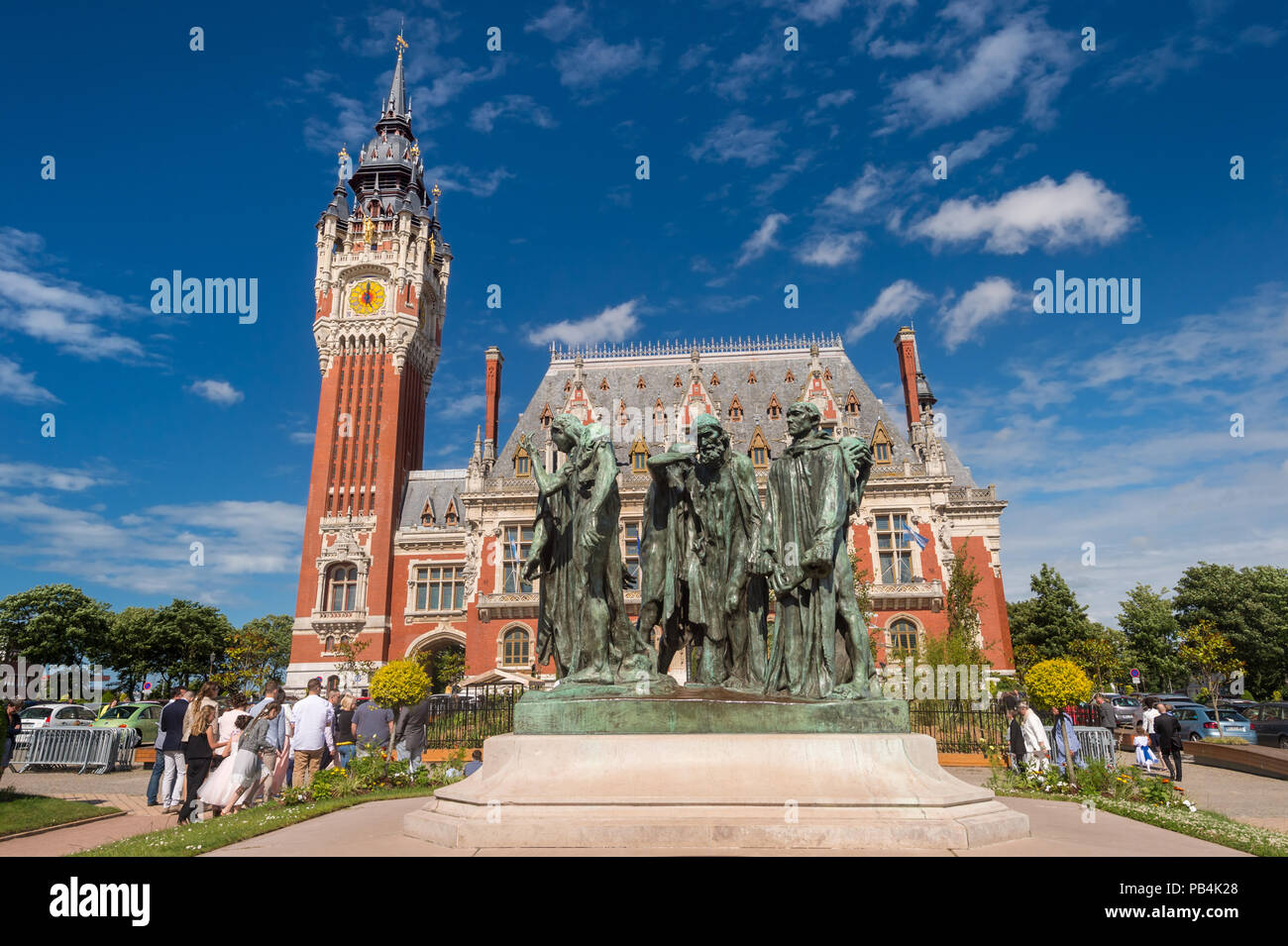 Calais, France - 16 juin 2018 : et l'Hôtel de ville néo-Renaissance flamande et Auguste Rodin sculpture Bourgeois 6. Banque D'Images